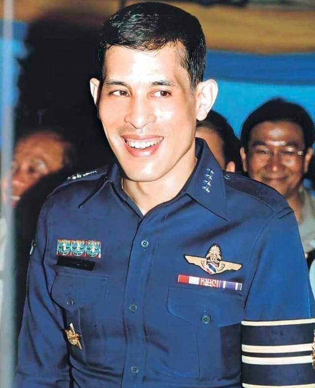 但在正式场合,他并不会随意搭配,只会如平常一样穿着正装以及军装.