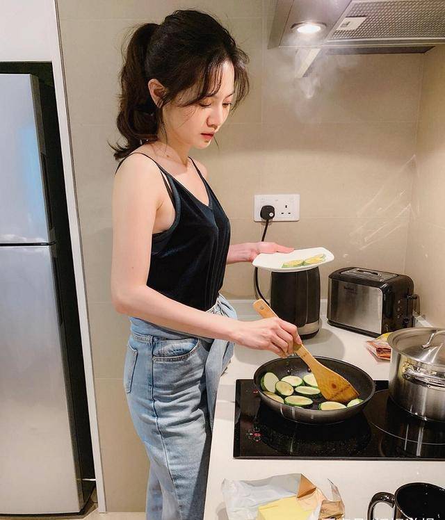 爱情魔发师女主近照长发飘飘美艳优雅与曾经判若两人
