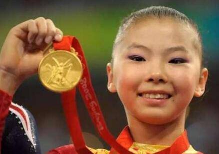 体操女神何可欣退役后颜值飙升但身高却成硬伤今28岁仍单身