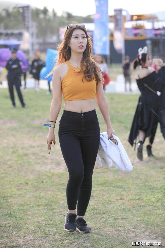 美女街拍:轻熟气质小姐姐,满满运动风,性感有女人味