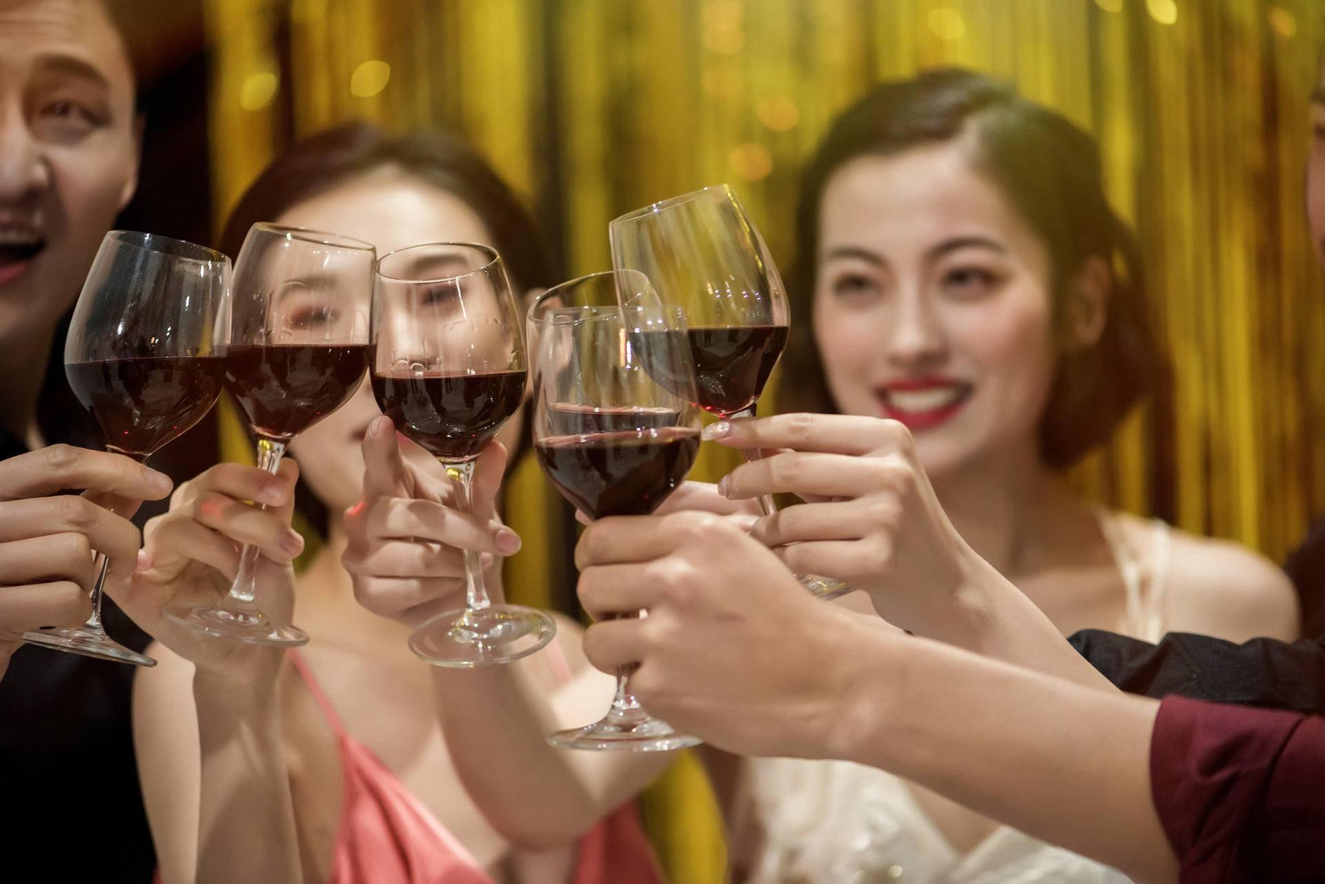 饭局识人酒桌上遇到这样的朋友劝你早点远离不吃亏