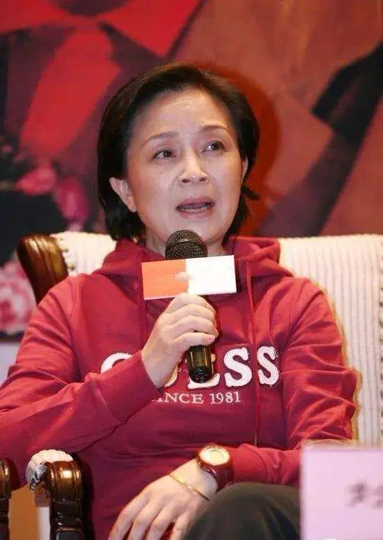 劉莉莉近照62歲的她很慈祥與老公是姐弟戀女兒聰明漂亮