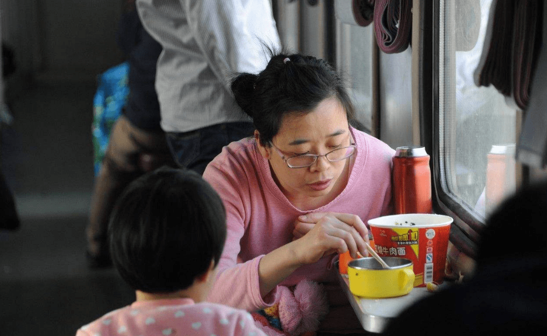 火车上人人都吃泡面,高铁上为啥很少见到?乘客:这很没素质吧?