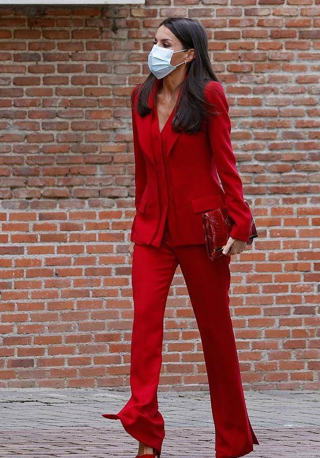 莱蒂齐亚王后太闪耀了红衣红裤红鞋霸气到底可惜显黑好几个度