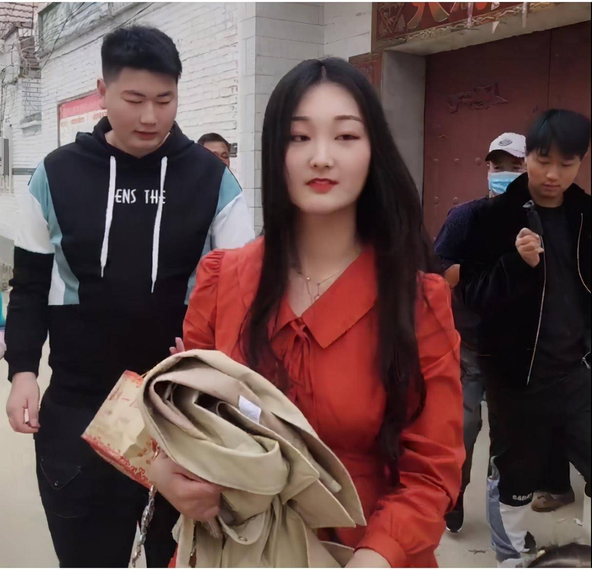原创朱之文儿媳妇又美了!娃娃领红裙外穿卡其色风衣,成肤白貌美少妇