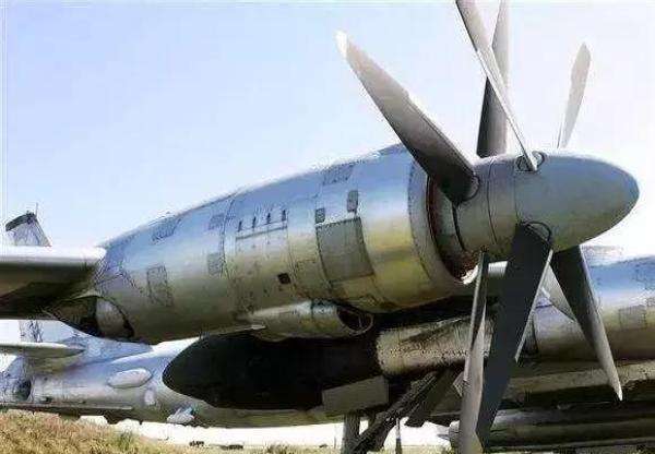 每一个nk-12mv型涡桨发动机上有8个叶片,前后叶片采取同轴反转的