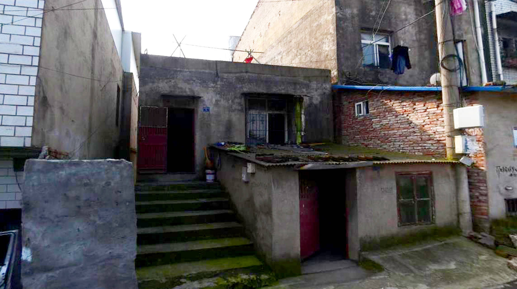 路过武汉市区最简陋城中村:平房建在高架桥下,狭窄道通宛若迷宫