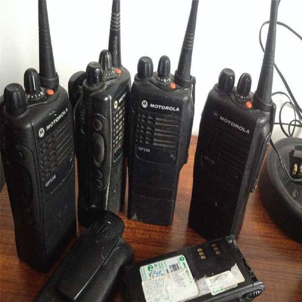 你只需要用半个月的工资,买十几个对讲机,家人好友每人随身带一个.