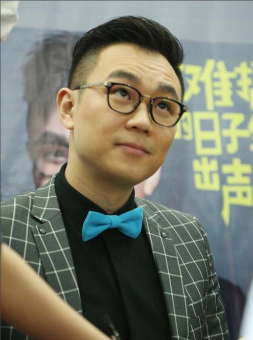 22岁那年,一次偶然的机会,大鹏担任了节目《明星在线》的主持人.