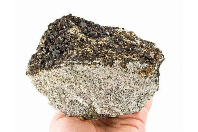 钙铁砷矿★★★★★一种以砷的硫化物为主要组分的非金属矿产.