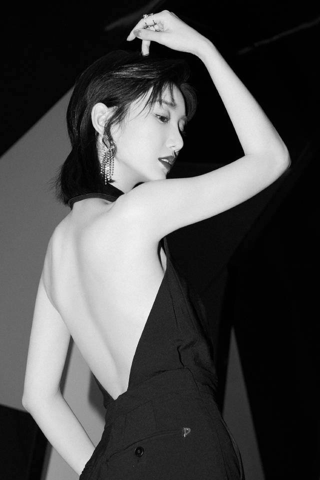 毛晓彤彻底释放天性,穿挂脖连体裤大肆玩性感,"漫画背"无敌了