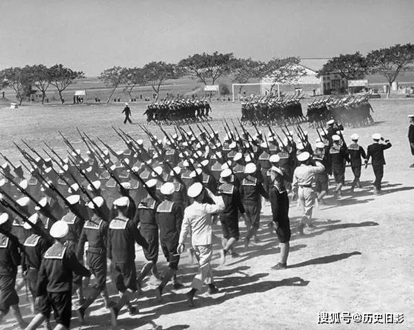 1950年台湾旧照国军新兵应征入伍在街头游行造势