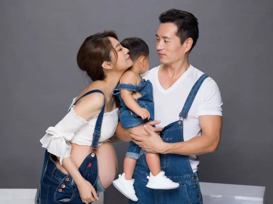 安以轩孕肚写真,富豪老公宠溺亲吻肚皮,孩子未生已获15亿奖励_手机