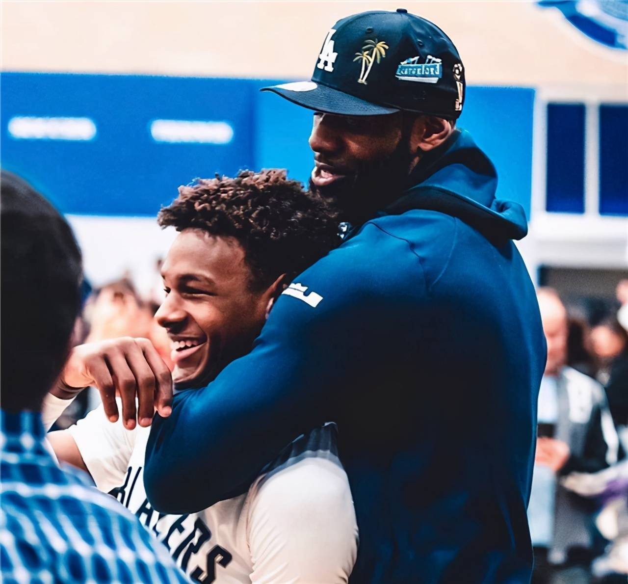 布朗尼挨揍倒计时!詹姆斯封王,抽大麻 点赞美女的儿子登上热搜