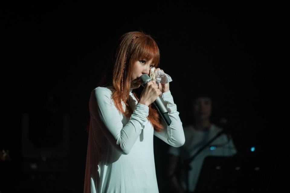 bell宇田yippi平台举办的分开前的一分钟全球独家线上音乐会泪洒舞台