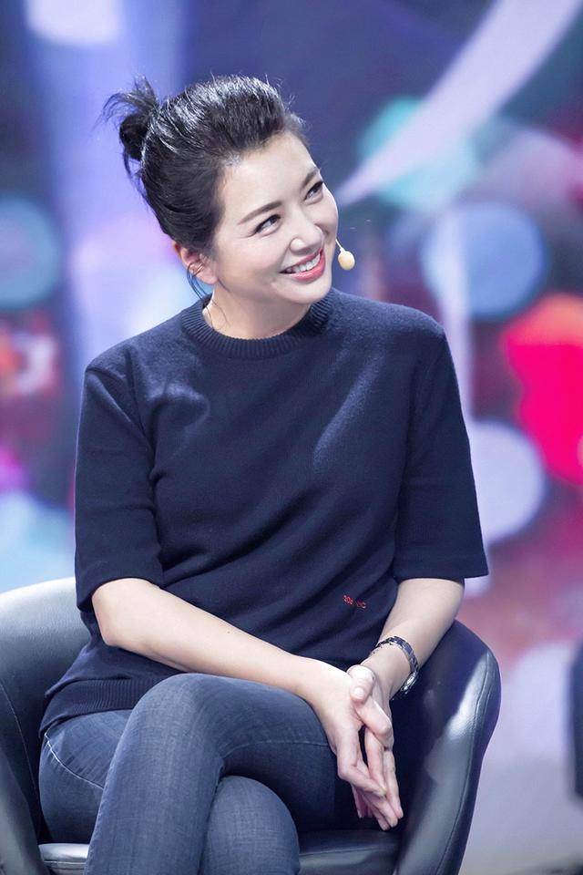 原创江珊骨子里散发着高级感简单穿针织衫配牛仔裤无需配饰照样美