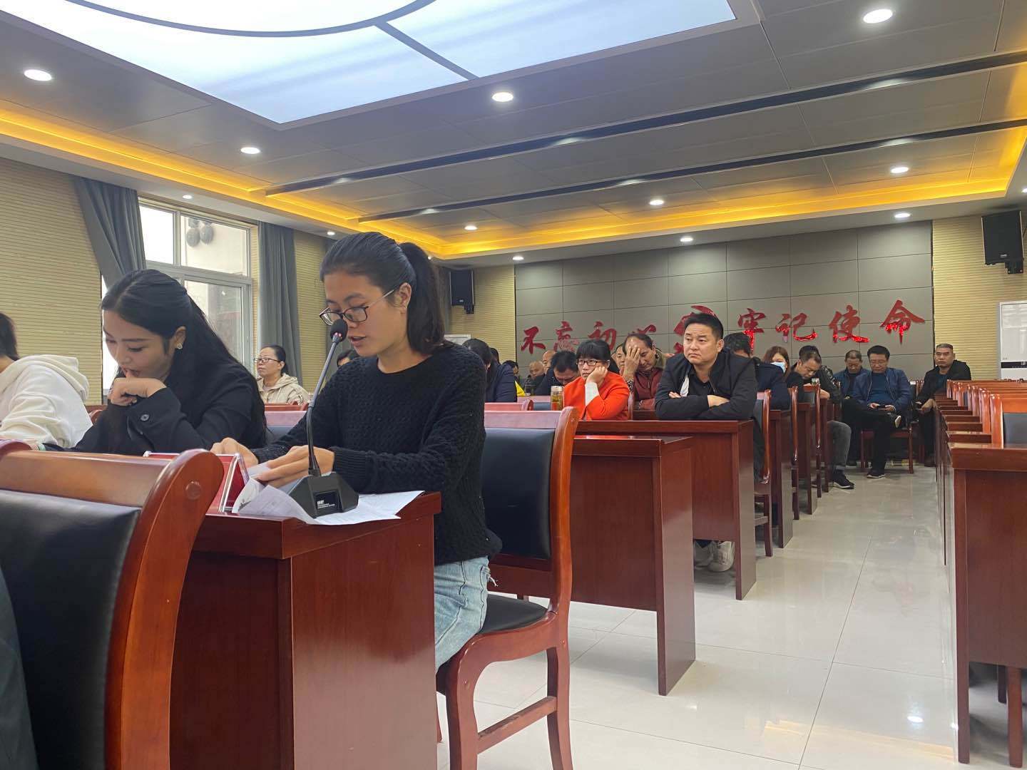 卧龙区英庄镇召开扶贫对象动态调整和信息采集工作汇报会