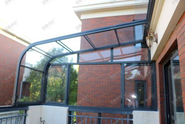 阳台既不想封闭敞开时又易遭受雨雪那选择可伸缩阳光房准没错