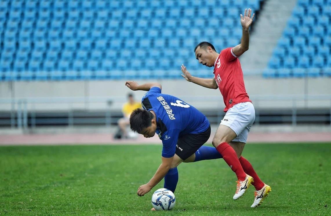 教你几招简单实用的足球过人技巧_动作