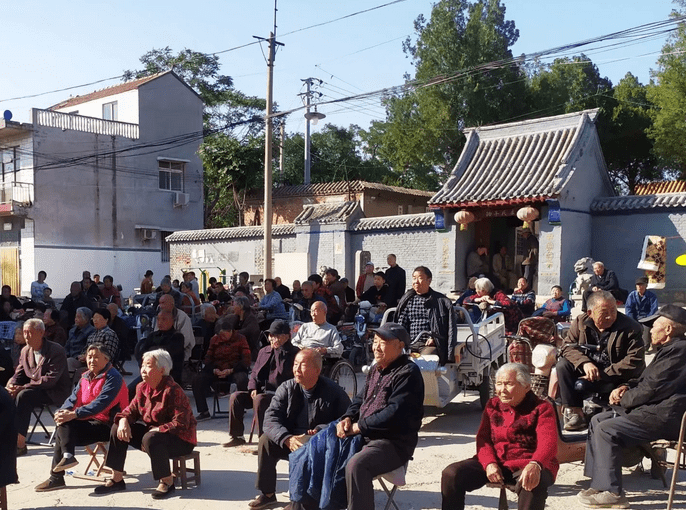 阵阵掌声,每次演出,白天老人纷纷自带坐凳观赏,晚上广场看戏人群爆满