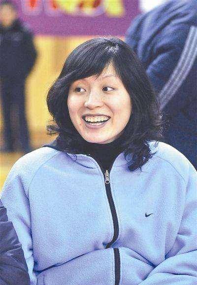 姚明叶莉罕见同框夫妇两人体型差异明显39岁叶莉略显老态