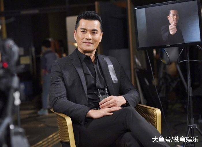 真正的"冻龄男神",62岁依旧帅气难挡,还被人喊作"小伙子"