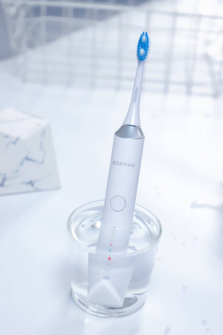 罗曼e7电动牙刷的5档洁牙护龈和无线充电,全身水洗体验
