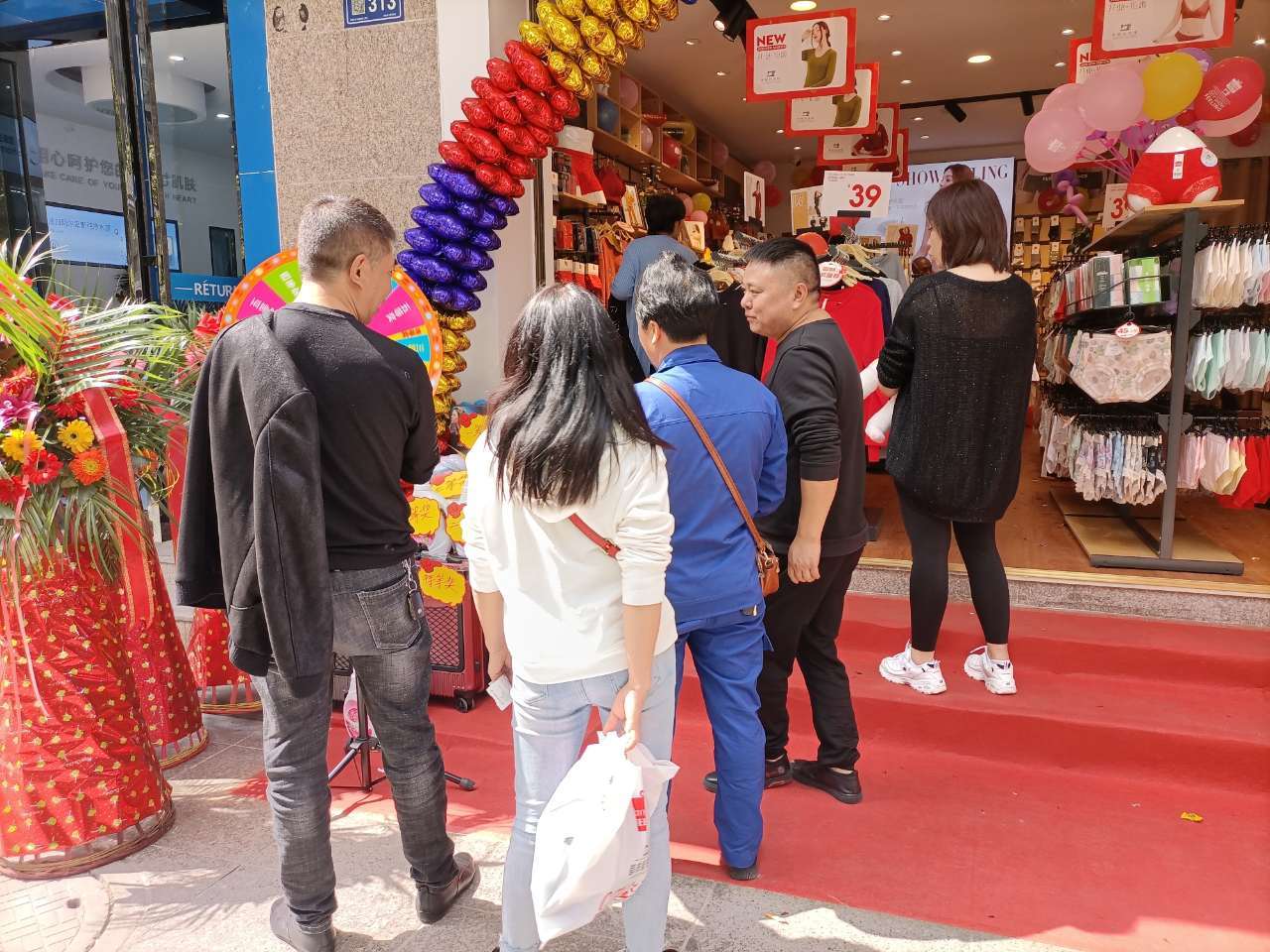 热烈祝贺"都市新感觉"贵州贵阳3966店盛大开业!