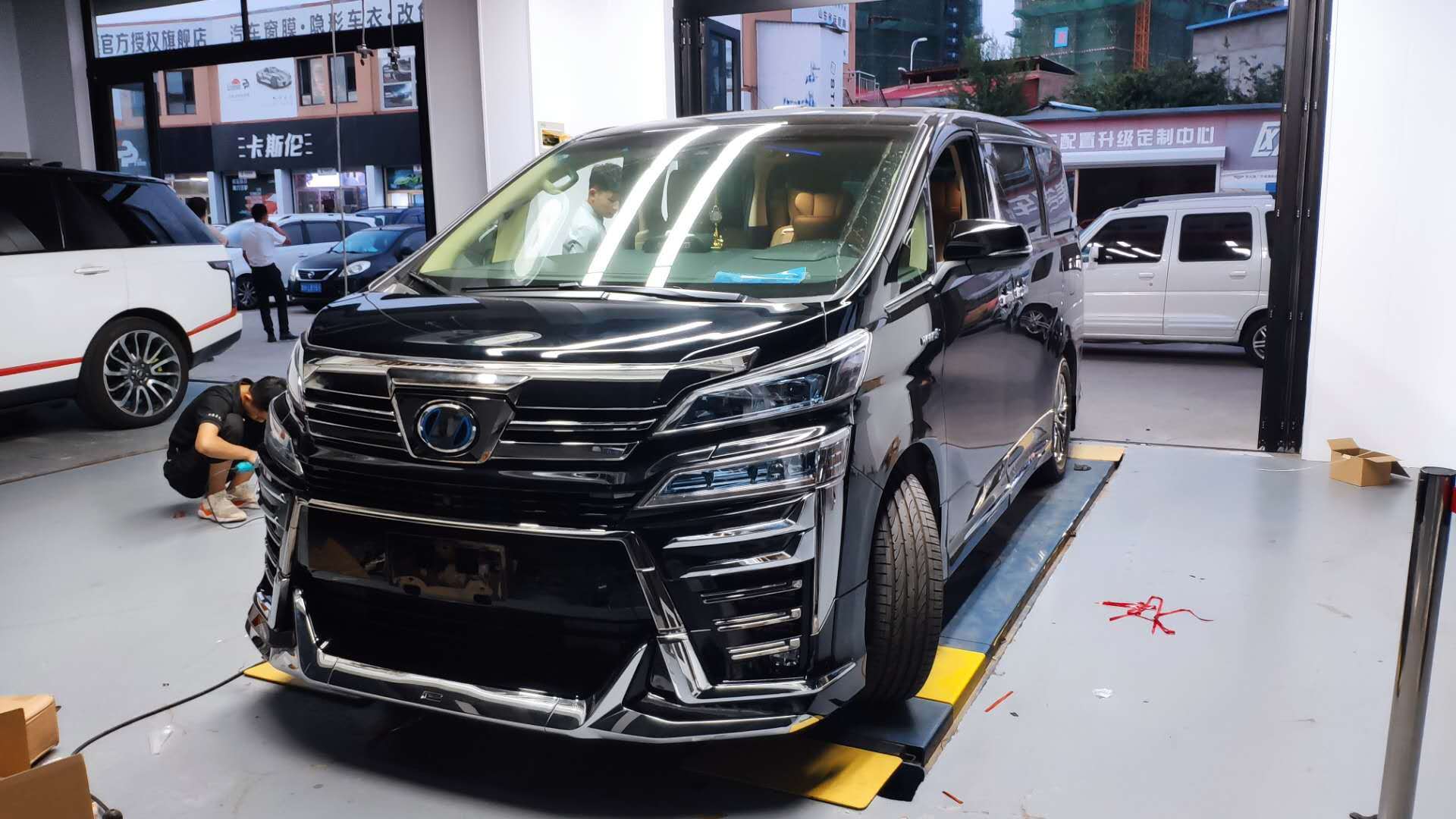 新款丰田威尔法改装日规运动版蒙娜丽莎包围套件老王玩改车案例