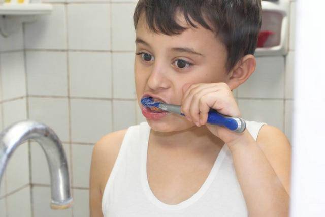 宝宝3岁就会自己刷牙,家长到处炫耀,过来人:别骄傲以后会后悔_手机