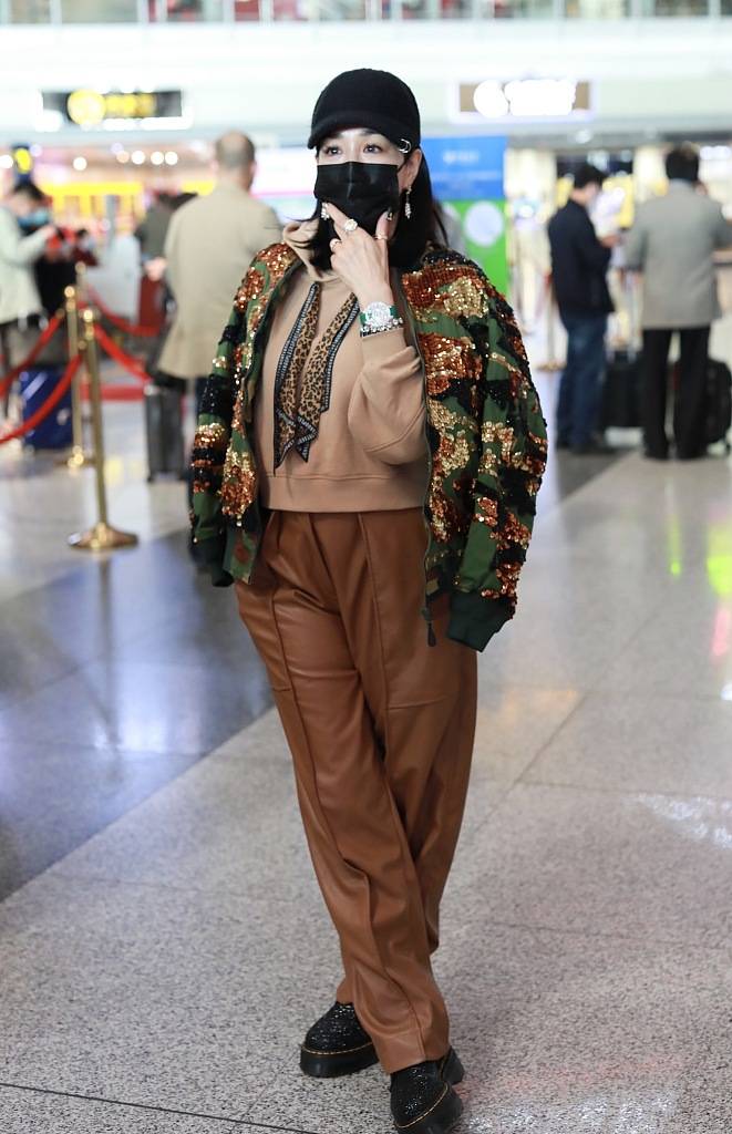 钟丽缇穿印花夹克搭皮裤复古摩登 花式比心太会撩