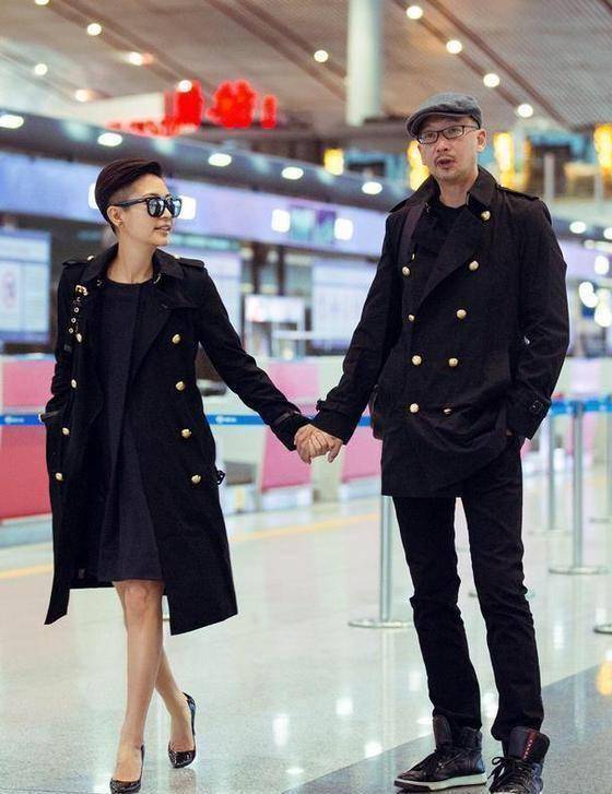 原创梁静满头银丝穿白色成套西装气场盖过身高190的老公管虎