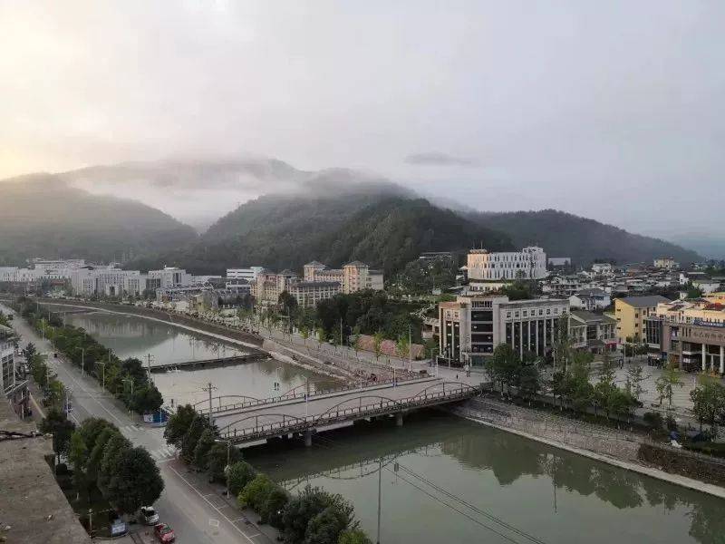 竹园镇由青川县管辖,它位于四川盆地北部,青川县南部地区,被誉为"青川