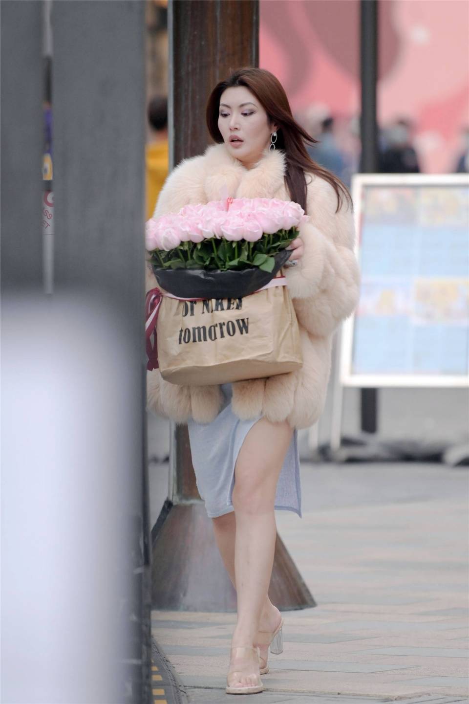 的搭配想法,穿出自己的味道,这位美女选择一款黑色尖头细跟铆钉凉鞋