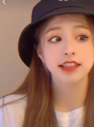 原创刘思瑶受方脸影响被打回原形蹭别人视频却不料被对方颜值压倒