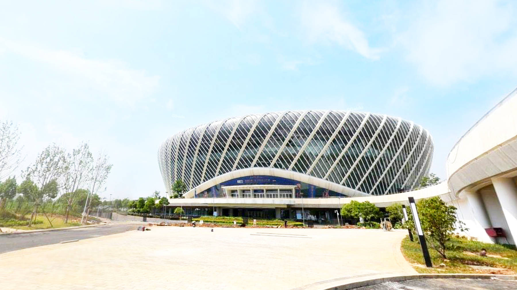 原创游武汉城区最大体育场区:高速旁修专用入口,建筑雄伟成观光佳地