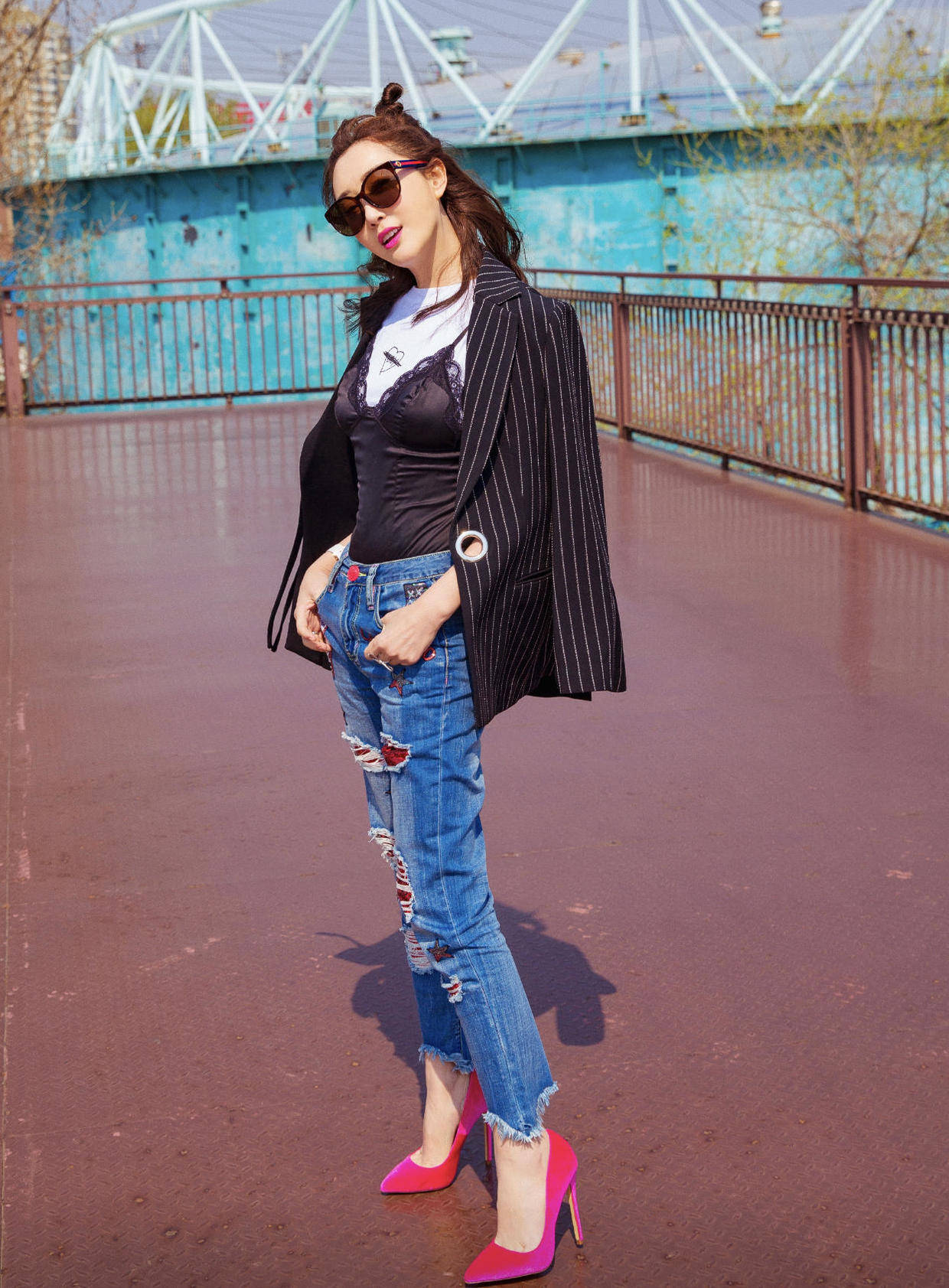 ella陈嘉桦真是穿搭实力派,西装配牛仔裤,演绎简单即高级