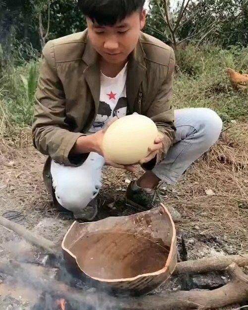 小伙深山捡到重3斤的蛋,马上把一个煮熟吃,打开蛋壳发现不对头_爷爷