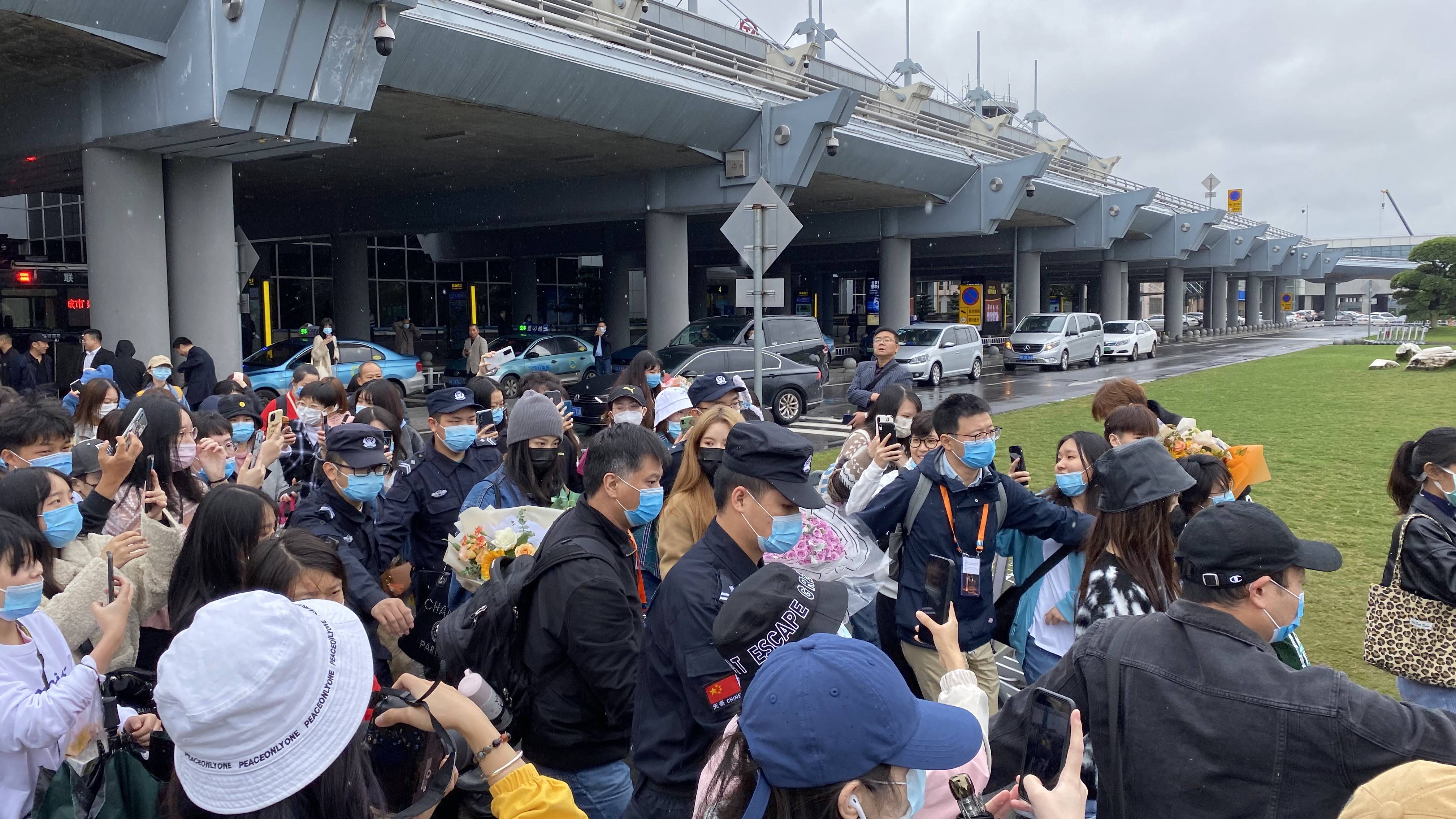 人气太高!硬糖少女团体现身机场遭粉丝三波围堵