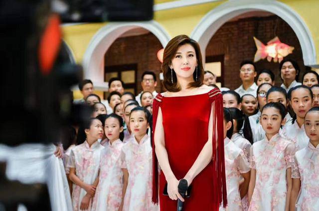 李红造型解析:红色露肩礼服裙李红一袭大红色露肩礼服裙用张弛有度的