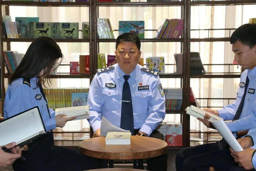 为进一步提高民警综合素质,丰富警营文化生活.