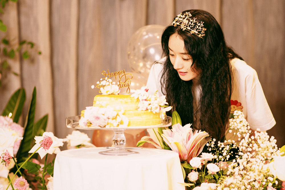 赵丽颖33岁生日头戴皇冠双手合十甜美许愿鲜花簇拥心情好