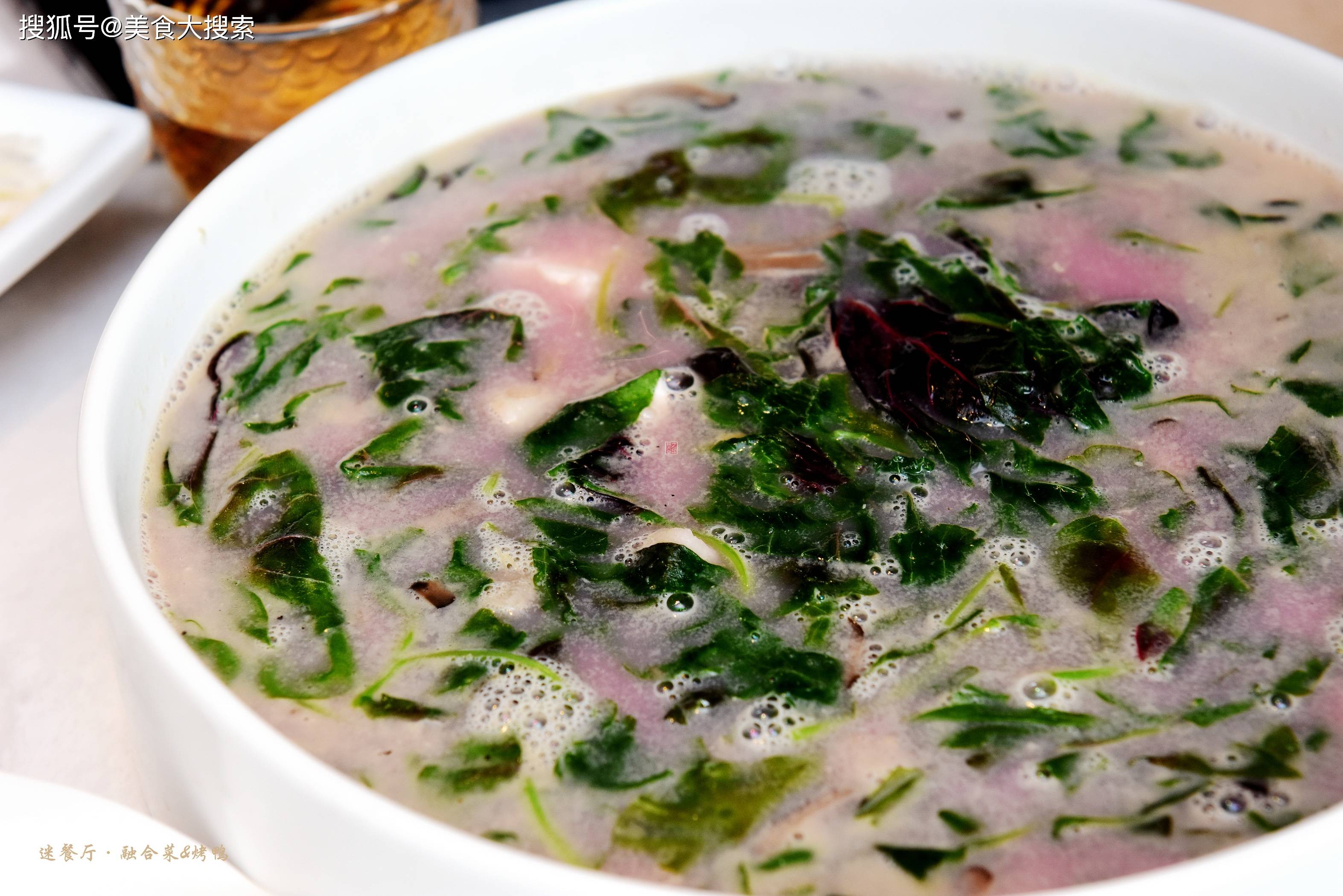 金银蛋煮苋菜:红苋宜滚汤,加入咸蛋,皮蛋.