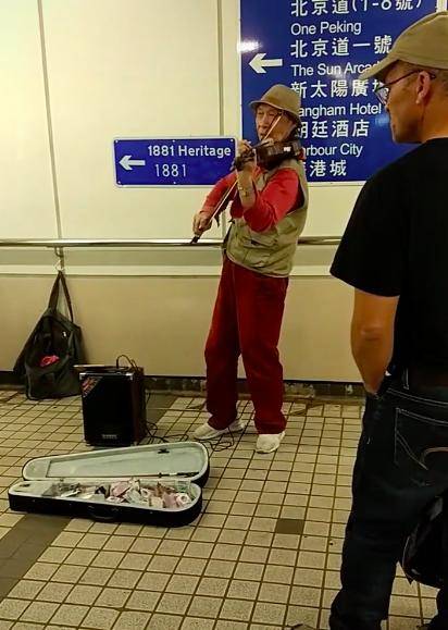 青翼蝠王流落街头为生,高龄状态憔悴不堪,已靠卖艺生活两年_刘长生