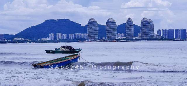 自西往東經過的海灣有三亞灣,大東海,亞龍灣,海棠灣,清水灣,香水灣