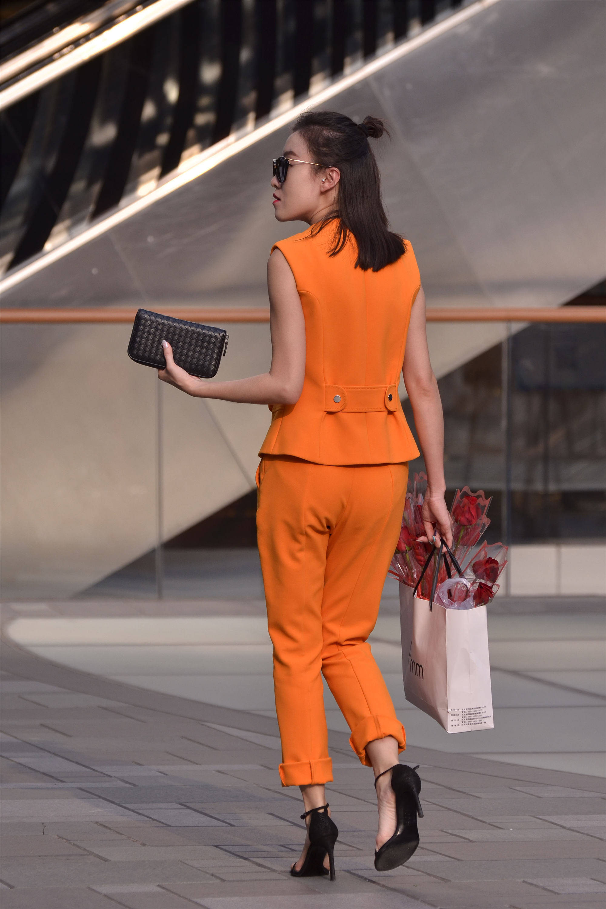 小姐姐橙色的套装,扎一个半丸子头型,显得人很精致!