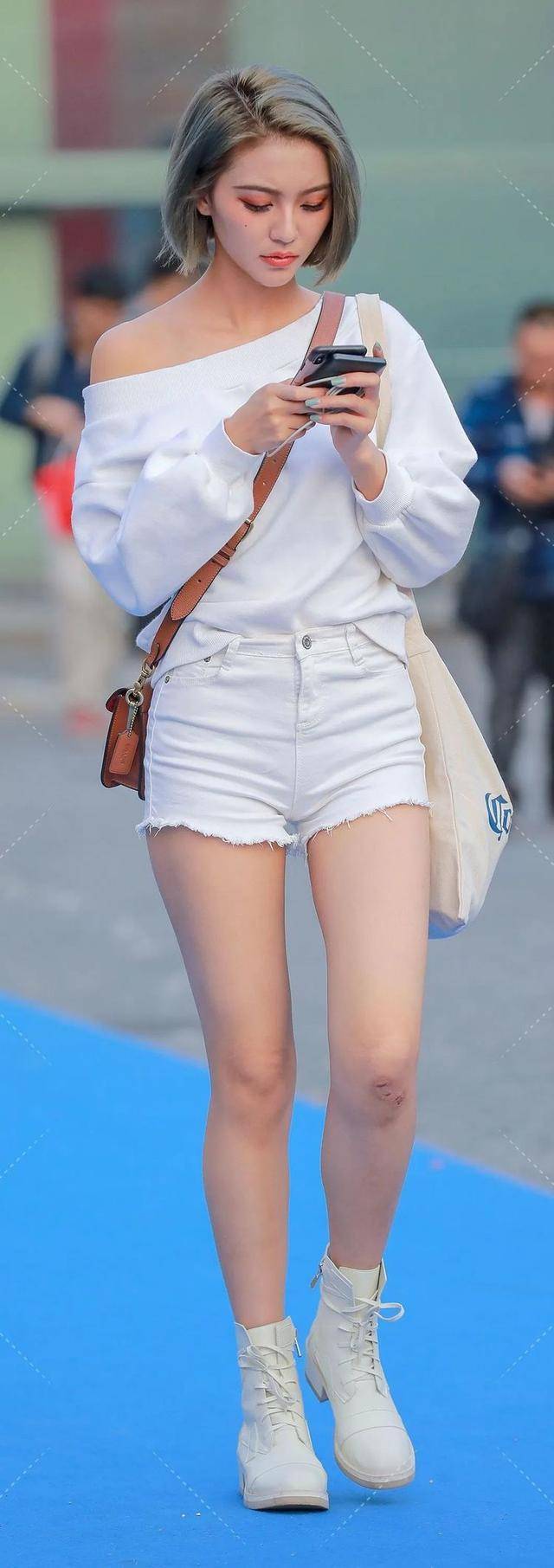美女穿搭:白色一字肩衬衣搭配热裤,清爽时尚,活力满满