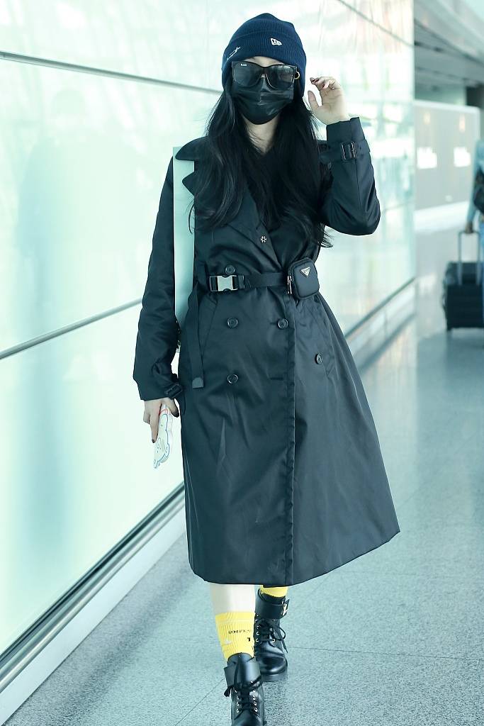 范冰冰全身黑酷美时髦 马丁靴搭配黄袜子俏皮可爱