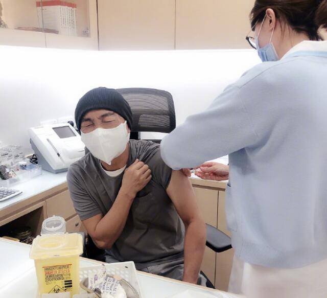孝顺儿子张卫健带妈妈打流感针 母子俩打针时表情形成鲜明对比_手机