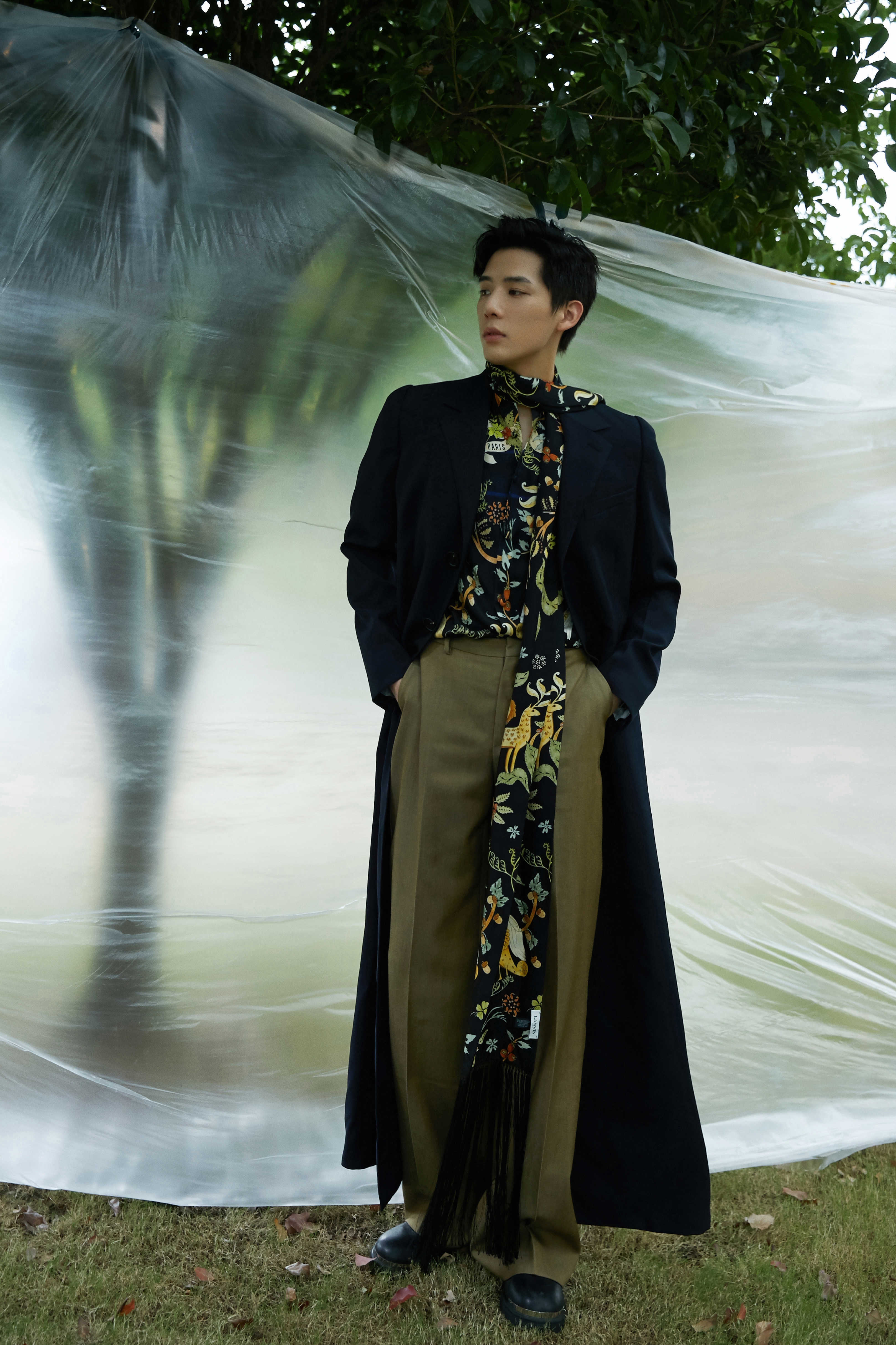 王安宇亮相lanvin时装秀超长风衣显绅士复古气质